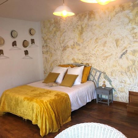 Grande Chambre Familiale Jaune Tout Bonnement Bien Putot-en-Auge Exterior photo