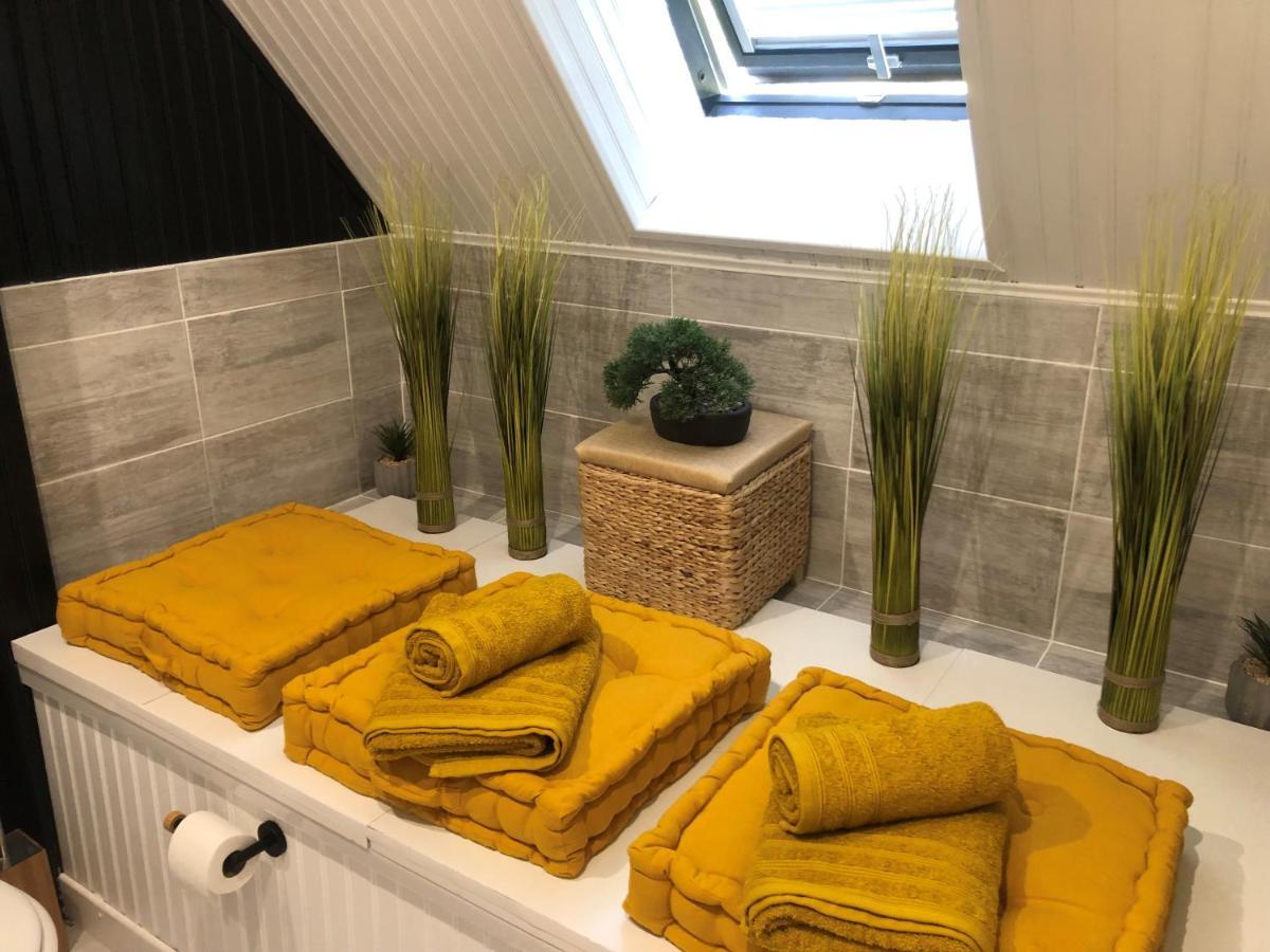 Grande Chambre Familiale Jaune Tout Bonnement Bien Putot-en-Auge Exterior photo